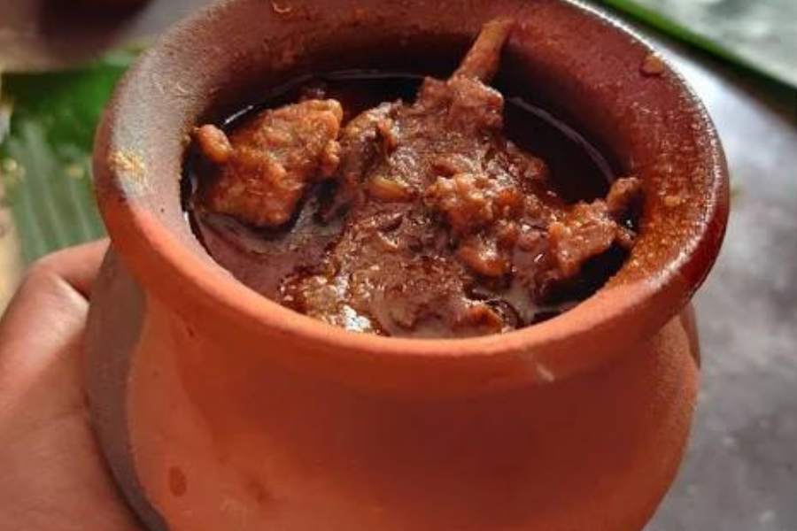 ৯. হান্ডি মটন - বহু পুরনো দিনের মাংসের পদ। মাটির হাঁড়িতে পুরো রান্নাটা হয়। হাড়িতে প্রথমে ভালো করে সরষের তেল মাখিয়ে নিতে হবে। আলাদাভাবে কড়াইয়ে সব স্বাভাবিক মশলাপাতি দিয়ে মাংস কষিয়ে সেটা হাঁড়িতে ঢেলে তাতে পরিমাণ মতো অল্প গরম জল দিয়ে মাটির হাঁড়ির মুখ আটা দিয়ে ভাল করে বন্ধ করতে হয়। ৪০ মিনিটে মাংস সেদ্ধ হয়ে গেলে হাঁড়ির মুখ খুলে তার উপর লেবুর রস ছড়িয়ে পরিবেশন করুন হান্ডি মটন।