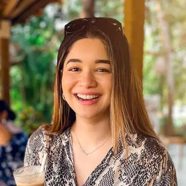  বৃহস্পতিবার মুম্বইয়ের ওয়াংখেড়ে স্টেডিয়ামে মুখোমুখি হয়েছিল ভারত এবং শ্রীলঙ্কা। মাঠের পাশাপাশি দর্শকদের নজর ছিল ভিআইপি বক্সের দিকেও। সেখানেই বসে ছিলেন ক্রিকেটারদের স্ত্রী, বান্ধবীরা। তবে সকলের মধ্যে সব থেকে বেশি নজর কেড়েছেন এক জনই। সারা তেণ্ডুলকর।