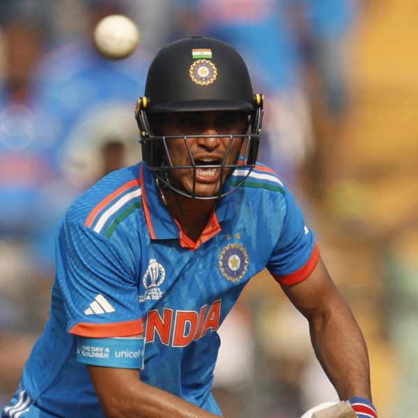  বিশ্বকাপে প্রথম সেঞ্চুরির প্রায় দোরগোড়ায় দাঁড়িয়ে ছিলেন শুভমন গিল। কিন্তু না। একটুর জন্য ফসকে গেল সেই বহু প্রতীক্ষিত স্বপ্ন। সেঞ্চুরি হাতছাড়া হল। 