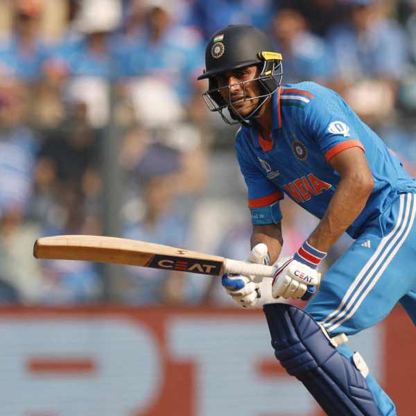 তবে আক্ষেপ শুভমনের থেকে বেশি হল আর এক জনের। চোখেমুখে ফুটে উঠল হতাশা। তিনি সচিন তেণ্ডুলকরের কন্যা সারা তেণ্ডুলকর। তার পরেই আরও এক বার দুয়ে দুয়ে চার করে ফেললেন দর্শকেরা।