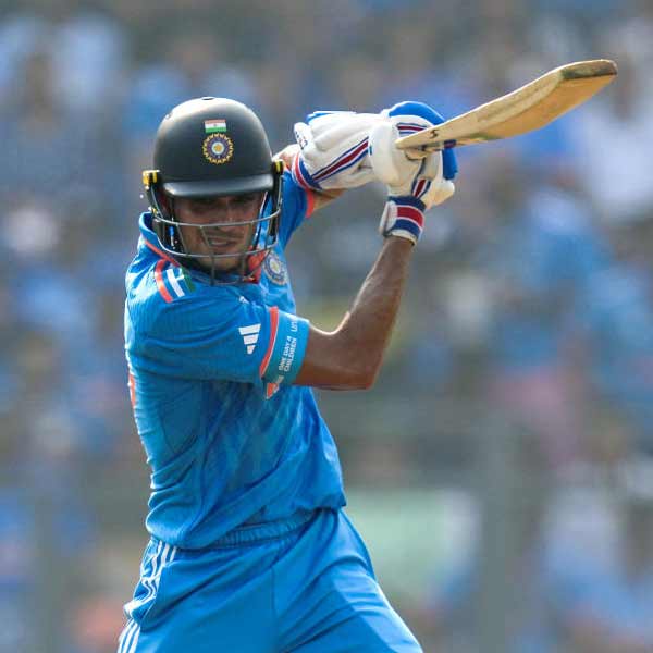 বৃহস্পতিবার ওয়াংখেড়ে টস জিতে ফিল্ডিংয়ের সিদ্ধান্ত নেন শ্রীলঙ্কার অধিনায়ক কুশল মেন্ডিস। শুরু থেকেই ভারত বুঝিয়ে দেয় যে, এই বিশ্বকাপে তারা বাকিদের থেকে অনেকটাই এগিয়ে।