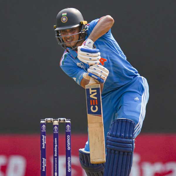 বিশ্বকাপে জীবনের প্রথম সেঞ্চুরি থেকে মাত্র আট রান দূরে ছিলেন শুভমন। তখনই অঘটন। স্ট্যাম্পের পিছনে দাঁড়ানো কুশল মেন্ডিসের হাতে ক্যাচ তুলে দিলেন শুভমন। 