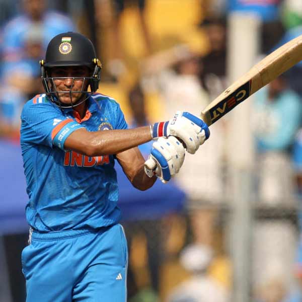 তার আগে শুভমন ১১টি চার এবং দু’টি ছয় হাঁকিয়েছেন। দর্শকেরা এক প্রকার নিশ্চিত, কিছু ক্ষণের মধ্যেই দু’হাত শূন্যে তুলে দাঁড়াবেন তরুণ ব্যাটার। তার মধ্যেই কাটল তাল।