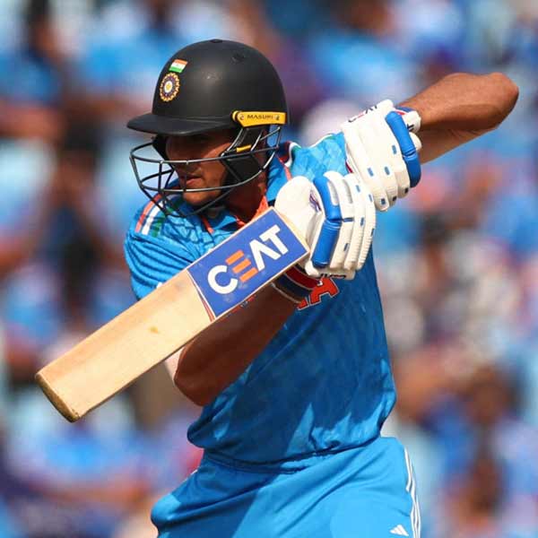 দিলশান মধুশঙ্কর বলে আউট হয়ে যান শুভমন। গ্যালারিতে বসে সারা। অভিব্যক্তিতে আক্ষেপ। মুখের উপর দু’হাত চেপে ধরেন সারা। তার পর উঠে দাঁড়িয়ে তালি দিয়ে ভাল খেলার জন্য শুভমনকে অভিনন্দন জানান।