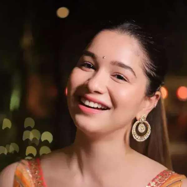 সারার এই ছবি এখন ছড়িয়ে পড়েছে সমাজমাধ্যমে। সেখানে নানা মুনির নানা মত। এক জন ব্যবহারকারী লিখেছেন, ‘‘আমি জানি না এই দুঃখ কী ভাবে প্রকাশ করব। তবে সারাদি, আমারও একই হাল।’’