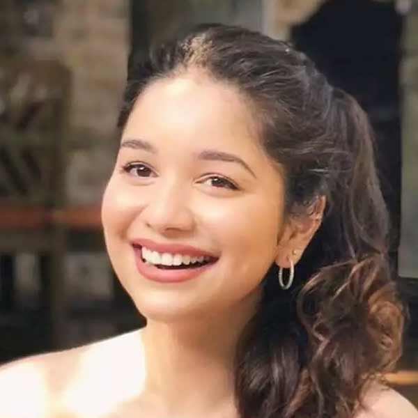 অন্য এক জন আবার সমাজমাধ্যমে সংশয় প্রকাশ করেন। লেখেন, শুভমন আউট হওয়ায় কি সারা কেঁদে ফেলেছেন?