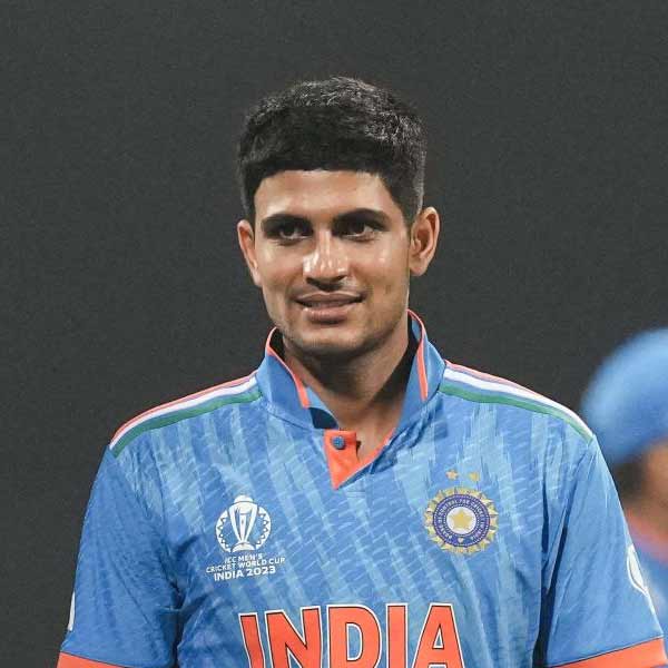 পরে ভারত যখন ফিল্ডিং করতে নামে, তখন ঘটে আর এক কাণ্ড। স্লিপে দাঁড়িয়ে পাশাপাশি ফিল্ডিং করছিলেন কোহলি আর শুভমন। 