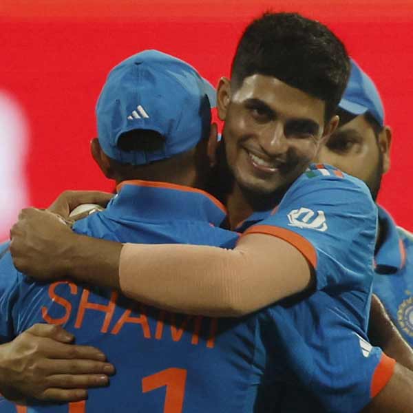 সেই সময় শুভমনের উদ্দেশে দর্শকেরা চিৎকার করতে থাকেন, “হামারি ভাবী কাইসি হো? সারা ভাবী জাইসি হো।” (আমাদের বৌদি কেমন হবে? সারা বৌদির মতো হবে।) 