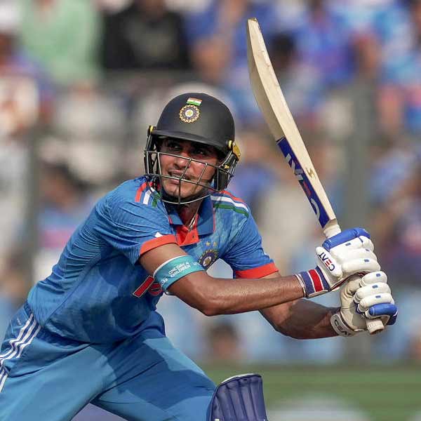 সেই সময় শুভমনের পাশে এসে দাঁড়ান বিরাট। দর্শকদের উদ্দেশে থামার ইঙ্গিত করেন। তার পর শোনা যায়, শুভমনের নাম ধরে চিৎকার করছেন লোকজন। 