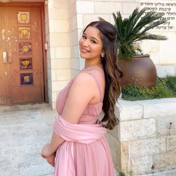  এ হেন শুভমন আর সচিন-কন্যা সারার সম্পর্ক নিয়ে এখন জল্পনা তুঙ্গে। এর আগে বহু বার এক সঙ্গে দেখা গিয়েছে দু’জনকে। এমনকি বিদেশেও দেখা গিয়েছিল দু’জনকে।