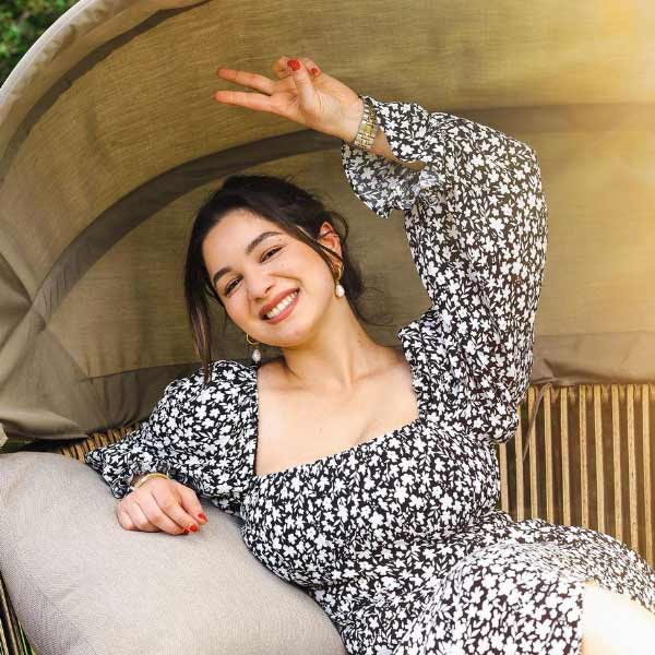 দিন দুই আগে ফের সারা-শুভমনের একটি ভিডিয়ো ভাইরাল হয়। মনে করা হয় মুম্বইয়ের ওয়াংখেড়ে স্টেডিয়ামে খেলার দিন জিয়ো ওয়ার্ল্ড প্লাজ়ায় গিয়েছিলেন দু’জন। সেখানকারই ভিডিয়ো প্রকাশ্যে আসে।