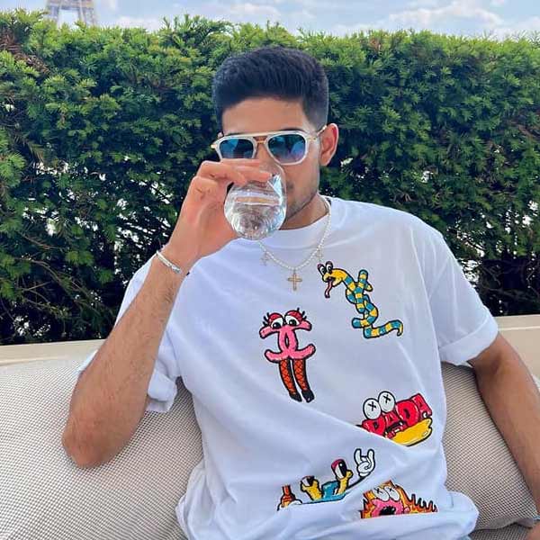 দু’এক বার সইফ-কন্যা সারার সঙ্গে শুভমনকে দেখাও যায়। এমনকি এক রেস্তরাঁ থেকে দু’জনকে বার হতে দেখা যায়। তবে মাস কয়েক পর ফের সচিন-কন্যার সঙ্গে নাম জড়ায় শুভমনের। 