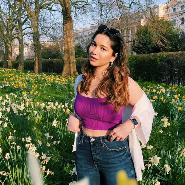 শুভমন ভক্তেরা সচিন-কন্যাকে ‘ভাবী’ বলে সম্বোধনও করতে শুরু করে দেন। মাঠে শুভমনকে দেখে উড়ে আসতে থাকে সারার নাম। 