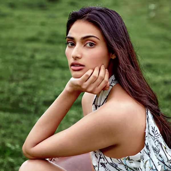 ওয়াংখেড়ের মাঠে বৃহস্পতিবার হাজির ছিলেন কেএল রাহুলের স্ত্রী তথা সুনীল শেট্টির কন্যা আথিয়া শেট্টি, রোহিত শর্মার স্ত্রী রীতিকা সজদেহ, যুজবেন্দ্র চহল এবং তাঁর স্ত্রী ধনশ্রী। 