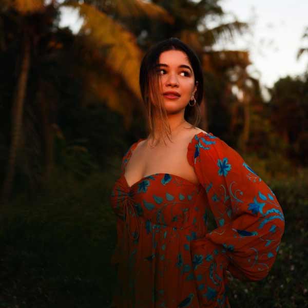 বিরাটের স্ত্রী অনুষ্কা যদিও মাঠে ছিলেন না। জল্পনা, তিনি দ্বিতীয় বার মা হতে চলেছেন। তবে সকলকে ছাপিয়ে নজরে ছিলেন এক জনই। তিনি সচিন-কন্যা সারা। বার বার তাঁকেই তাক করেছে ক্যামেরা। ক্যামেরাকে নিরাশও করেননি তিনি। শুভমনের সাফল্যে লাফিয়ে উঠেছেন আবার ব্যর্থতায় ভেঙে পড়েছেন। তবে কি সব জল্পনাই সত্য হতে চলেছে?