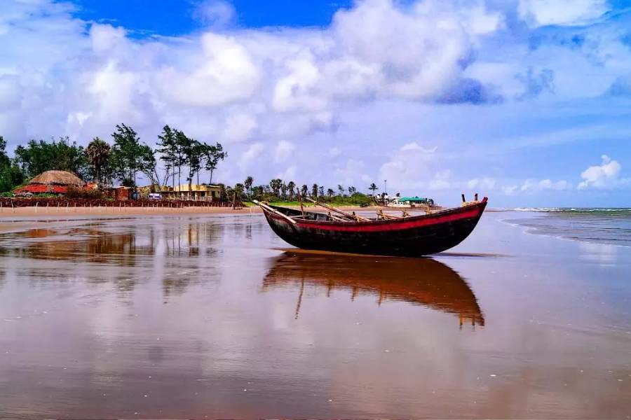 বাড়ির পাশেই সমুদ্রসৈকত, তাও সেটা দেখা যায় তাঁবুতে শুয়ে-শুয়ে! সবেমাত্র দুর্গোৎসব শেষ করে উঠে পকেটে স্বাভাবিক একটু টান পড়েছে? 