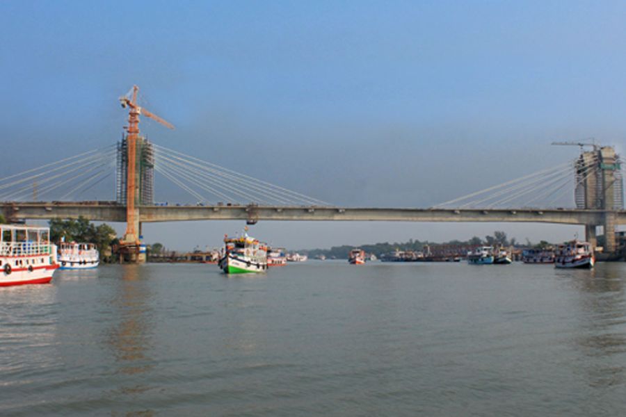 হাতানিয়া-দোয়ানিয়া পেরিয়ে যেতে হয়। এমনকি সেখানকার সৈকতের সাদা বালির ফাঁকফোকর দিয়ে লাল কাঁকড়ার উঁকিঝুঁকি দেখেও মন ভরাতে পারবেন। 