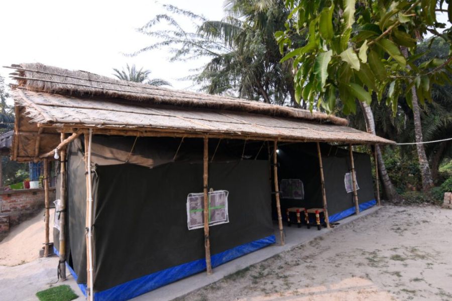 দাঁড়ান দাঁড়ান, বাড়ির কাছেই সমুদ্র সৈকত বেড়ানোর আরও চমক আছে! রাতে সেখানে তাঁবু শুয়ে সমুদ্রের ঢেউয়ের গর্জন শুনতেও পাবেন।  