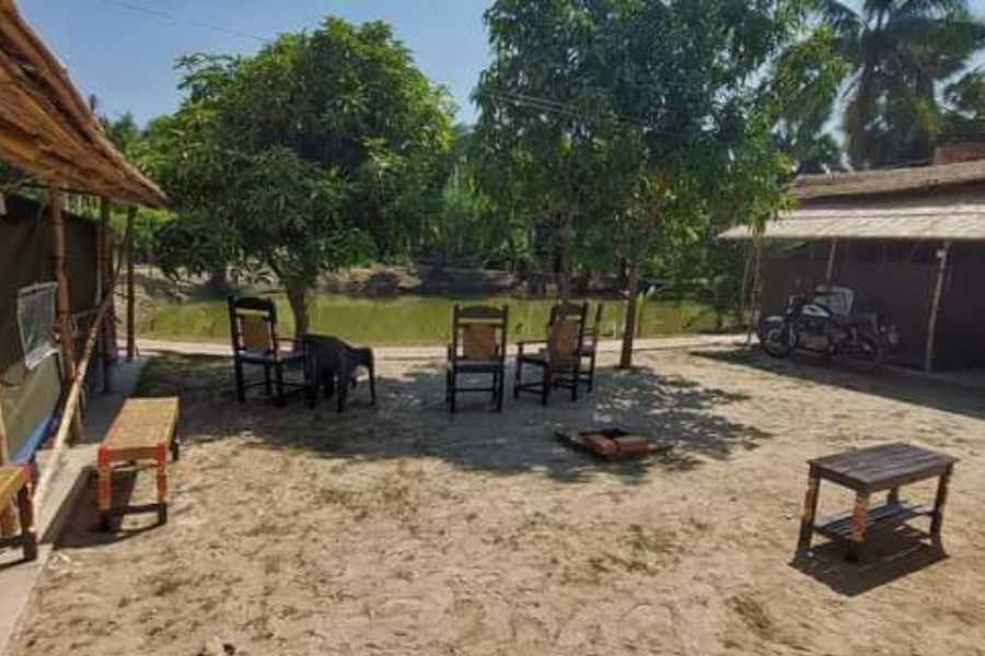 শুধু ভাঁটার সময় সমুদ্র অনেকটা পিছিয়ে যায়। তাই স্থানীয় গ্রামবাসীদের থেকে জোয়ার আসার সঠিক সময় জেনে সেই মতো সৈকতে গিয়ে সমুদ্রের মজা উপভোগ করুন। 