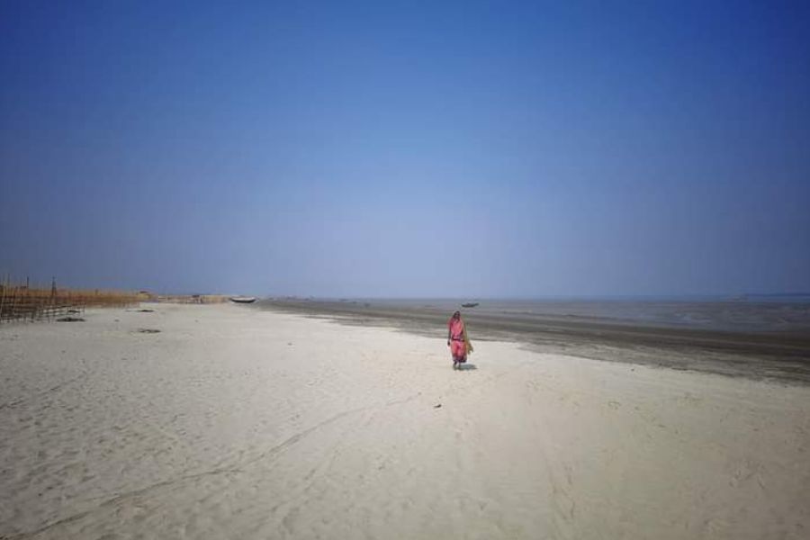 কীভাবে যাবেন - শিয়ালদার দক্ষিণ সাব-ডিভিশন সেকশন থেকে নামখানা লোকাল ট্রেনে চেপে নামখানা স্টেশনে নামতে হবে। সেখান থেকে টোটো বা অটোতে সটান লালগঞ্জ সমুদ্র সৈকত।  থাকার জায়গা - সমুদ্রের থেকে অল্প দূরে। সমাজ মাধ্যম থেকে তথ্য নিয়ে নিন। এই প্রতিবেদনটি ‘আনন্দ উৎসব’ ফিচারের একটি অংশ।