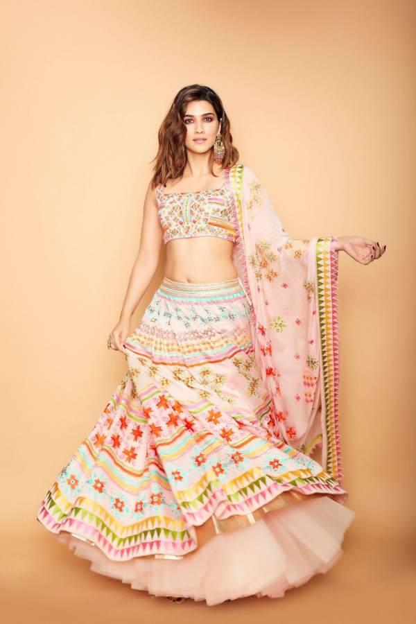 আর কী রকম সাজলেই বা আপনার দিকে নজর ঘুরবে ছোট থেকে বড় সব্বার! পরামর্শ দিলেন পোশাকশিল্পী অভিষেক রায়। 