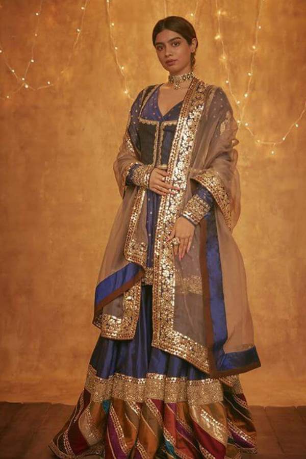 দীপাবলির সাজ মানেই উজ্জ্বল রং, ঝলমলে চকমকে লুক। তাই সেই উজ্জ্বলতা ধরে রাখতে বেছে নিতে পারেন মোডাল সিল্ক বা সিল্কের শাড়ি। আলোর মতো উজ্জ্বল দেখাবে আপনাকে। 