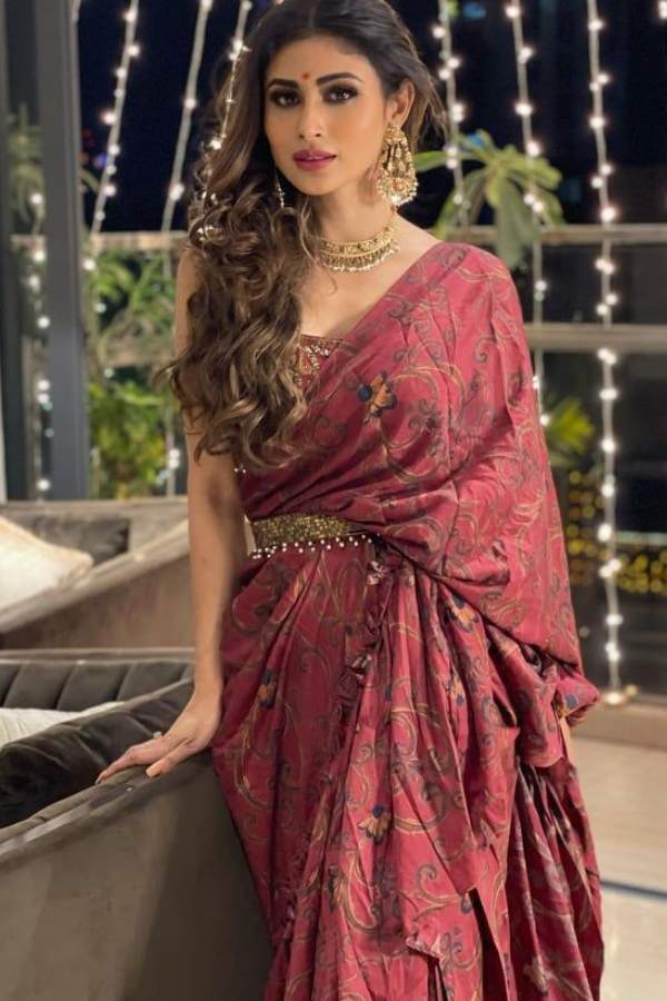 অভিষেক রায়ের বললেন, “চলতি বছর দেখা যাচ্ছে রাজকীয়, অভিজাত দেখতে গাঢ় রং খুব হাল ফ্যাশনে এসেছে। সবাই মন খুলে পরছেন, তাই দীপাবলির সাজেও সেই রকম ভাবনা রাখা যেতে পারে। তবে, কাপড় বেছে নেওয়ার বিষয়ে একটু সতর্ক থাকা উচিত, যেহেতু বাজি পোড়ানোর সময়ের একটা সচেতনতা মাথায় রাখতেই হয়।"