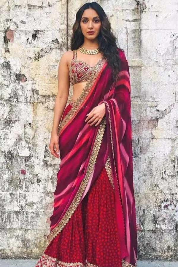 তবে চুমকি বা সিক্যুইন বসানো শাড়ি ও পোশাকের সাজ কী একটু একঘেয়ে হয়ে যাচ্ছে না ফ্যাশন দুনিয়ায়?   অভিষেক বলছেন, “এই জন্যই এ বারে আলাদা করে চুমকি বসানো শাড়ি না কিনে সলিড এক রঙা সাটিন বা মোডাল সিল্ক কিনুন।" 