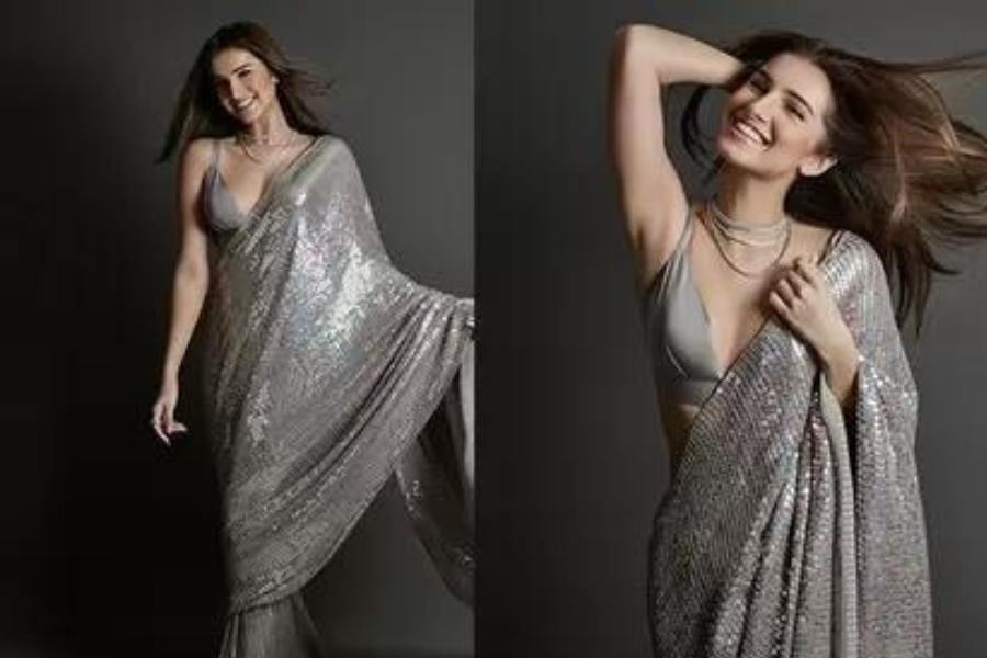 এই বছর ফ্যাশনের ব্যাকরণে মোডাল সিল্ক নতুন সংযোজন, তাই হাল ফ্যাশনে গা ভাসিয়ে এই রকম পোশাক কিনে দেখতে পারেন।  রং বেছে নিন আপনার নিজের এবং চারপাশের কথা মাথায় রেখে। 