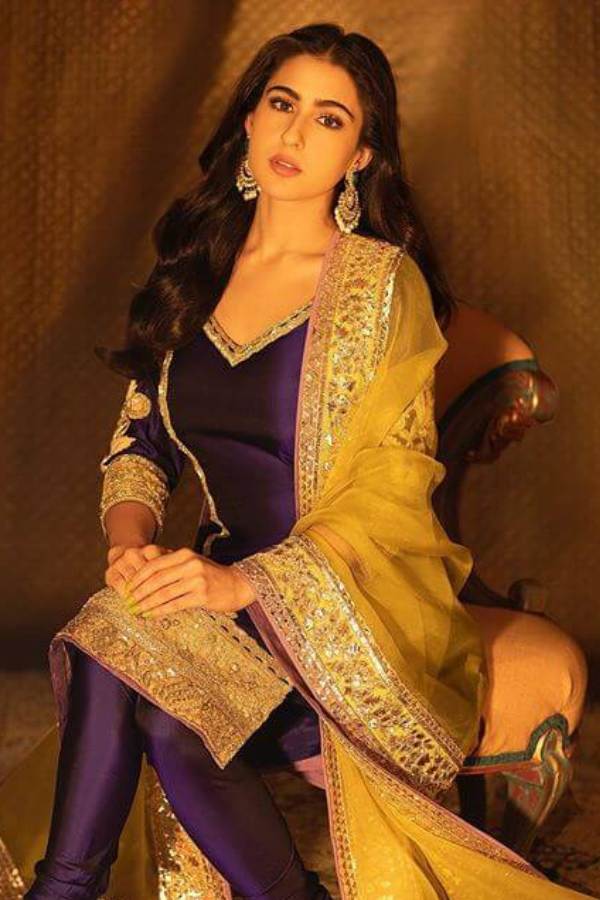 যে হেতু দীপাবলি মানেই অনেকটাই রাতের সাজ, তাই সোনালি আর বেগুনি পোশাকের মিশেলও দেখাবে চোখ ধাঁধানো।  দীপাবলির দিনে ভারী শাড়ির সাজরি মানাবে সব থেকে ভাল। 