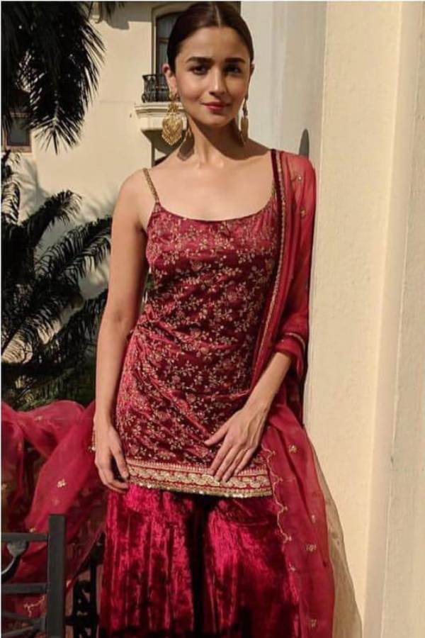 তবে দীপাবলির আগের দিন, বা ধনতেরাসের দিন এমন কি ভাইফোঁটাতেও সাজ হতে পারে একদম অন্য রকম। একটু হালকা কাপড়ের কিন্তু উজ্জ্বল রঙের কো-অর্ড সেটের সাজে ধনতেরাসের কেনাকাটার আমেজ একদম হয়ে যাবে ফুরফুরে। 