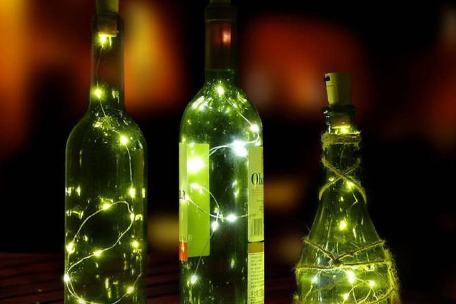 বোতল আলো: আজকাল বোতল আলোর খুব চল বাজারে। কাচের রং বেরঙের বোতল। তাঁর মধ্যে ঢোকানো টুনি আলো। পড়ার টেবিলে বা জানলার সামনে রাখতে পারেন এই বোতল। আবার কখনও বোতলের মধ্যেই রয়েছে বাল্ব লাগানো হোল্ডার। একটি দড়ি দিয়ে উপর থেকে ঝুলিয়ে দিলেই কিন্তু দারুণ দেখতে লাগে এই আলোর সাজ। 