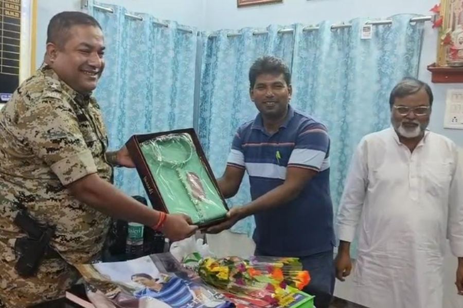 Row over Bengal Minister Tajmul Hossain allegedly gifted shirt and flower to Police Officer of Harishchandrapur
