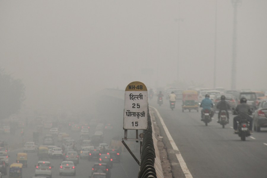 দূষণে দিল্লির চিত্র।