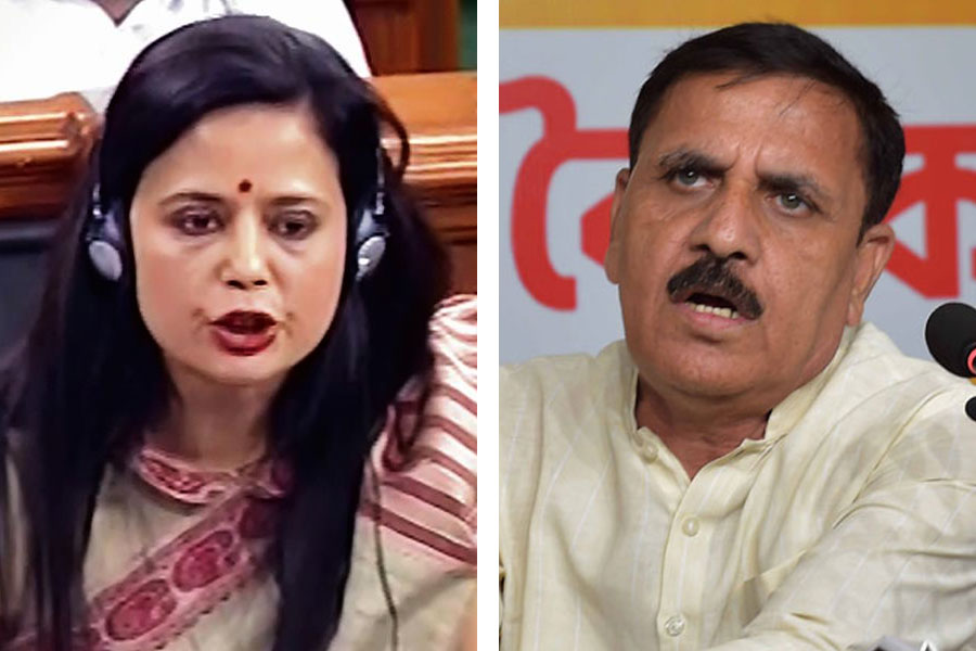 Political Spat between Mahua Moitra and Vinod Sonkar continues