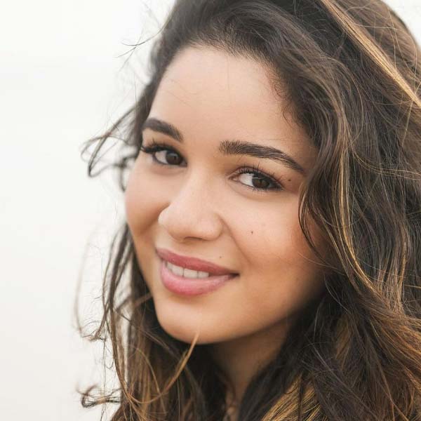 ক্রিকেটের মাঠ থেকে বিনোদনজগৎ— সর্বত্রই গুঞ্জন এবং জল্পনার ছড়াছড়ি।সচিন তেন্ডুলকরের কন্যা সারা তেন্ডুলকর এবং শুভমন গিল নাকি প্রেম করছেন। এক দিকে ক্রিকেটের কিংবদন্তির কন্যা, অন্য দিকে ভারতের উদীয়মান তরুণ ক্রিকেটারের ‘বান্ধবী’। সচিন-কন্যার পরিচয় থেকে সারা যে ধীরে ধীরে তাঁর নামের পাশে ‘ভাবী’ (বৌদি) শব্দবন্ধটিও যোগ করে ফেলেছেন, ভারত বনাম শ্রীলঙ্কার ম্যাচ চলাকালীন তার প্রমাণ পাওয়া গেল।