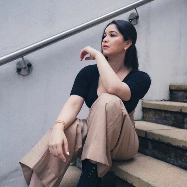 বৃহস্পতিবার মুম্বইয়ের ওয়াংখেড়ে স্টেডিয়ামে যখন ভারত বনাম শ্রীলঙ্কার ম্যাচ চলছিল তখন খেলার মাঠের পাশাপাশি দর্শক এবং ছবিশিকারিদের নজর কেড়েছিল গ্যালারির দর্শকাসনে বসে থাকা সারা। শুভমন যখন বিশ্বকাপের প্রথম সেঞ্চুরির দোড়গোড়ায় পৌঁছেও ফিরে গেলেন তখন সারার চোখেমুখে আক্ষেপের ছায়া। মুখের উপর দু’হাত চেপে ধরেন তিনি। পরক্ষণেই আসন ছেড়ে উঠে দাঁড়িয়ে হাততালি দিয়ে ভাল খেলার জন্য শুভমনকে শুভেচ্ছা জানাতেও ভুললেন না সচিন-কন্যা।