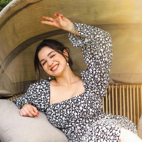 সারা-শুভমনের প্রেমের জল্পনা তুঙ্গে থাকলেও কানাঘুষো শোনা যায় মুকেশ অম্বানীর পুত্রের সঙ্গেও নাকি সম্পর্কে জড়িয়েছিলেন সারা। সচিন-কন্যার বিশেষ বন্ধুর তালিকায় রয়েছে বিনোদন জগতের মধ্যমণি ওরহান অবত্রমানি ওরফে ওরির নামও।