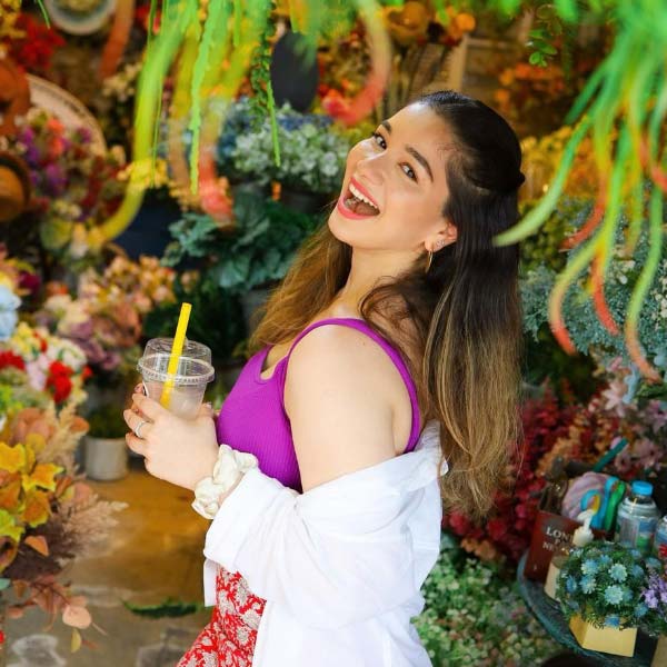 ১৯৯৭ সালের ১২ অক্টোবর মহারাষ্ট্রের মুম্বইয়ে জন্ম সারার। বাবা-মা এবং ভাইয়ের সঙ্গে থাকেন তিনি। সারার মা অঞ্জলি তেন্ডুলকর পেশায় চিকিৎসক। অধিকাংশের দাবি, মায়ের সঙ্গে চেহারার অসামান্য সাদৃশ্য রয়েছে সারার।