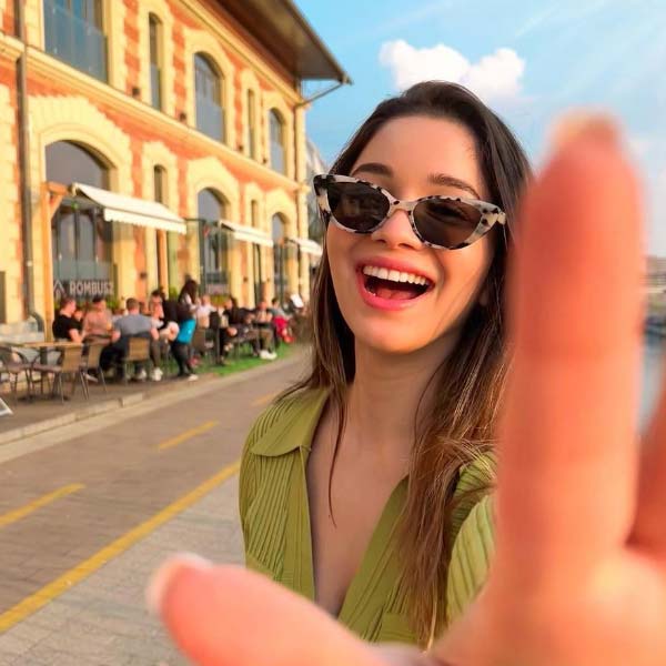 ইতিমধ্যেই সমাজমাধ্যমের ‘সেনসেশন’ হয়ে উঠেছেন সচিন-কন্যা সারা। ইনস্টাগ্রামে তাঁর অনুরাগী সংখ্যা ৪৯ লক্ষের গণ্ডি পার করেছে। সমাজমাধ্যমের পাতায় কোনও ছবি বা ভিডিয়ো পোস্ট করলে নিমেষের মধ্যে ভালবাসা দিয়ে তা ভরিয়ে তোলেন সারার অনুরাগীরা।