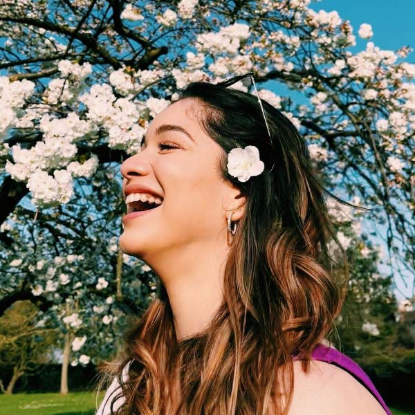 মুম্বইয়ের ধীরুভাই অম্বানী ইন্টারন্যাশনাল স্কুল থেকে পড়াশোনা শেষ করেন সারা। তার পর মায়ের পদাঙ্ক অনুসরণ করে চিকিৎসাবিদ্যা নিয়ে পড়াশোনা করার সিদ্ধান্ত নেন তিনি।