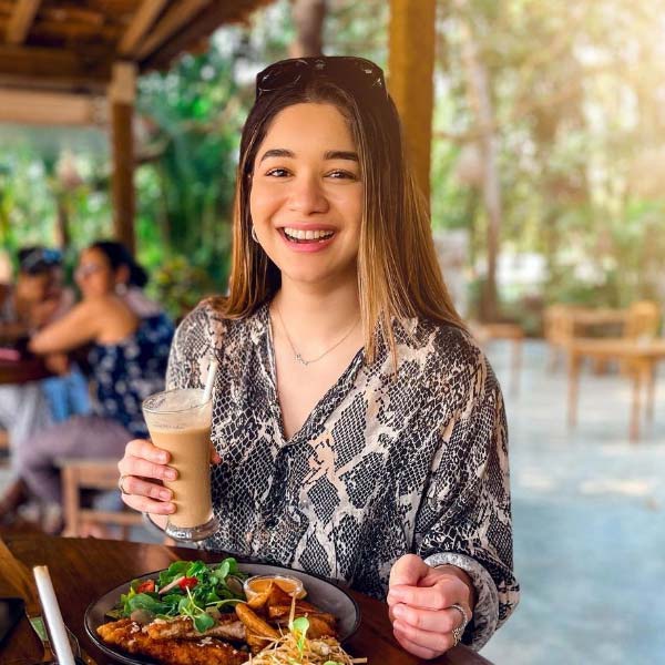 ইউনিভার্সিটি কলেজ অফ লন্ডন থেকে মেডিসিন নিয়ে পড়াশোনা শেষ করে মুম্বই ফিরে যান সারা। কানাঘুষো শোনা যেতে থাকে, খুব তাড়াতাড়ি বড় পর্দায় অভিনয় করতে দেখা যাবে সারাকে।