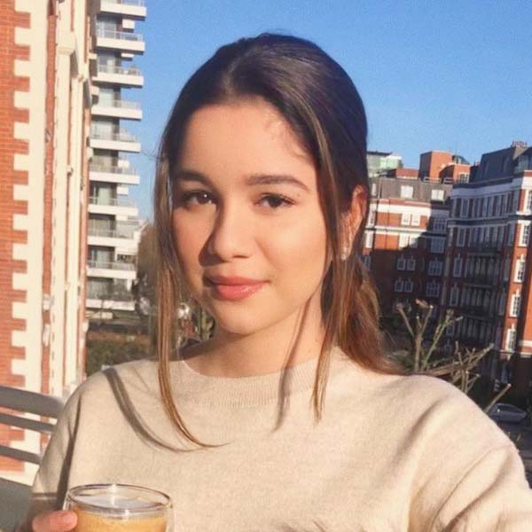 নামী সংস্থার বিজ্ঞাপনী প্রচারেও দেখা গিয়েছে সারাকে। মডেলিংয়ের পাশাপাশি সমাজসেবার সঙ্গেও যুক্ত সচিন-কন্যা।