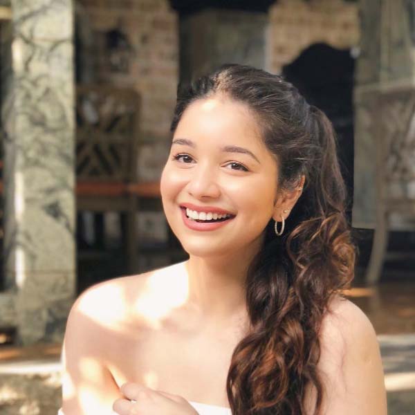 মেডিসিনের পাঠ শেষ করলেও গ্ল্যামার দুনিয়াতেই নাকি কেরিয়ার গড়ার স্বপ্ন সচিন-কন্যার। কানাঘুষো শোনা গিয়েছিল, বলি অভিনেতা শাহিদ কপূরের বিপরীতে বড় পর্দায় অভিনয় করতে দেখা যাবে সারাকে। তবে সচিন যাবতীয় জল্পনায় জল ঢেলেছিলেন। সচিন বলেছিলেন, ‘‘সারা তার পড়াশোনা নিয়ে ব্যস্ত, সে দিকটাই উপভোগ করছে। বলিউডে তার আসার খবর একেবারে ভিত্তিহীন।’’