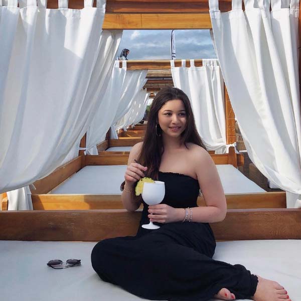 অনুষ্ঠান শেষ হওয়ার পর শুভমনের সঙ্গে অনুষ্ঠান কক্ষ থেকে বেরিয়ে যেতে দেখা যায় সারাকে। সচিন-কন্যার পরনে ছিল লাল বডিকন ড্রেস।কালো স্যুটে দেখা যায় শুভমনকে। দু’জনে একে অপরের সঙ্গে কথা বলতে বলতে বেরিয়ে যাচ্ছিলেন।