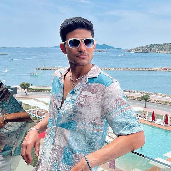 কিন্তু ক্যামেরা দেখামাত্রই আড়াল খুঁজতে শুরু করেন শুভমন। মুখ ঘুরিয়ে ক্যামেরার বিপরীতদিকে হাঁটতে শুরু করেন তিনি। হাঁটতে হাঁটতে হঠাৎ শুভমনকে পাশে না দেখতে পেয়ে তাজ্জব বনে যান সারা। তাঁরা যে নিজেদের সম্পর্কের কথা গোপন রাখতে চাইছেন, এই ঘটনা কি তারই ইঙ্গিত?