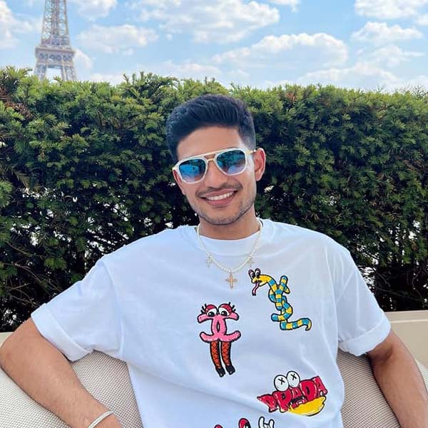 তবে বিনোদন জগতের মধ্যমণি ওরির সঙ্গেও যে সারার বন্ধুত্ব রয়েছে, তা ধরা পড়েছে কয়েক দিন আগেই। নবরাত্রি উপলক্ষে একটি পার্টিতে ওরি বলিপাড়ার প্রায় সমস্ত তারকাসন্তানকে নিমন্ত্রণ করেছিলেন। সে অনুষ্ঠানে অতিথি হিসাবে উপস্থিত ছিলেন সারাও। সচিন-কন্যাকে জড়িয়ে ধরে ছবিও তুলতে দেখা যায় ওরিকে।