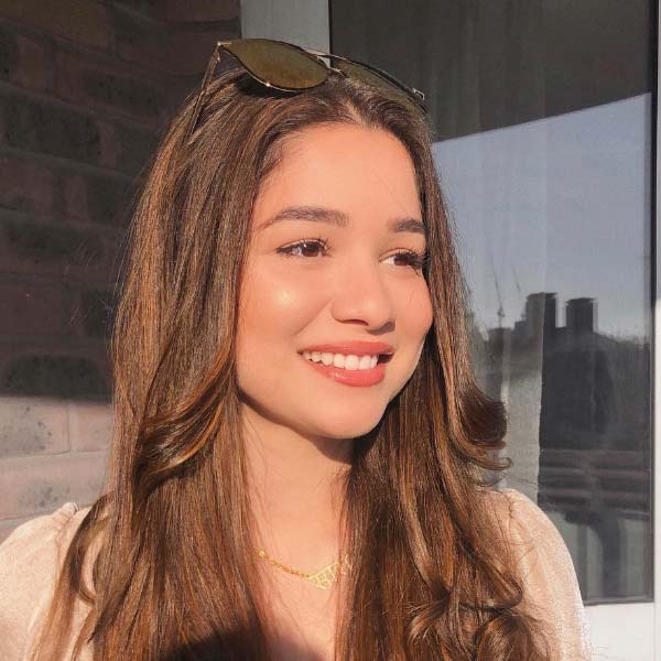 গত টেস্ট বিশ্বকাপ ফাইনালের সময় সচিনের সঙ্গে লন্ডনে গিয়েছিলেন সারা। ভারত-অস্ট্রেলিয়ার খেলাও দেখতে গিয়েছিলেন। তার পর থেকেই নাকি ধীরে ধীরে আবার জোড়া লেগেছে সম্পর্ক। যদিও সম্পর্ক বা দূরত্ব— কোনও কিছু নিয়েই শুভমন বা সারা কখনও মুখ খোলেননি।