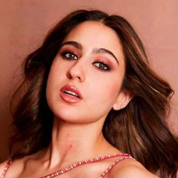 সচিন-কন্যা সরে যাওয়ার পর শুভমন অবশ্য সারাতেই মজে ছিলেন। বলিউড অভিনেত্রী সারা আলি খানের সঙ্গে সম্পর্ক তৈরি হয়েছিল তাঁর। কয়েক বার ‘ডেট’-এও গিয়েছেন তাঁরা। সইফ আলি খানের কন্যার সঙ্গে সেই সম্পর্কও টেকেনি শুভমনের।