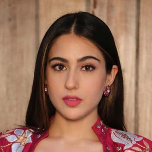 অম্বানীদের যে অনুষ্ঠানে সচিন-কন্যা এবং শুভমন একসঙ্গে প্রকাশ্যে ধরা দেন, সেই অনুষ্ঠানে ফ্যাশনসরণি মাতাতে দেখা গিয়েছিল সারা আলিকে। তবু একে অপরকে নাকি এড়িয়ে গিয়েছেন সারা আলি এবং শুভমন।